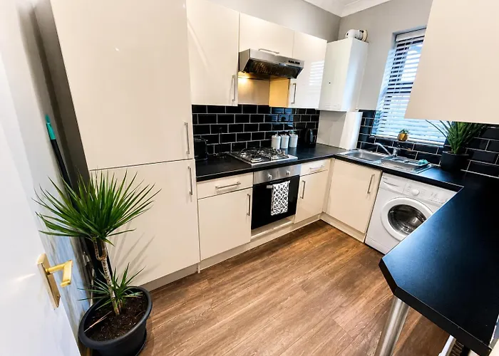 Cozy Two Bedroom Apartment - A Stroll From Gardens To Beach - With Parking And Wifi
