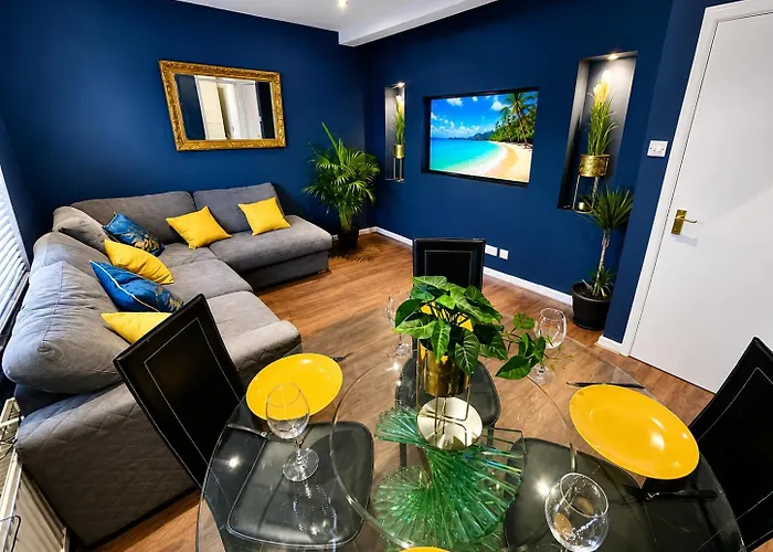 Cozy Two Bedroom Apartment - A Stroll From Gardens To Beach - With Parking And Wifi